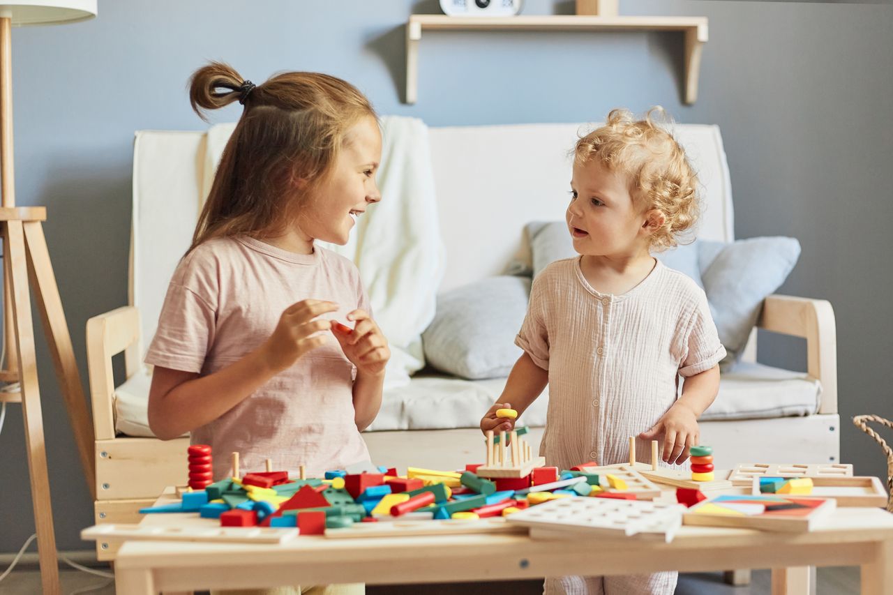 Jouets éducatifs en bois pour enfants de 3 à 5 ans, favorisant motricité, imagination et apprentissage.