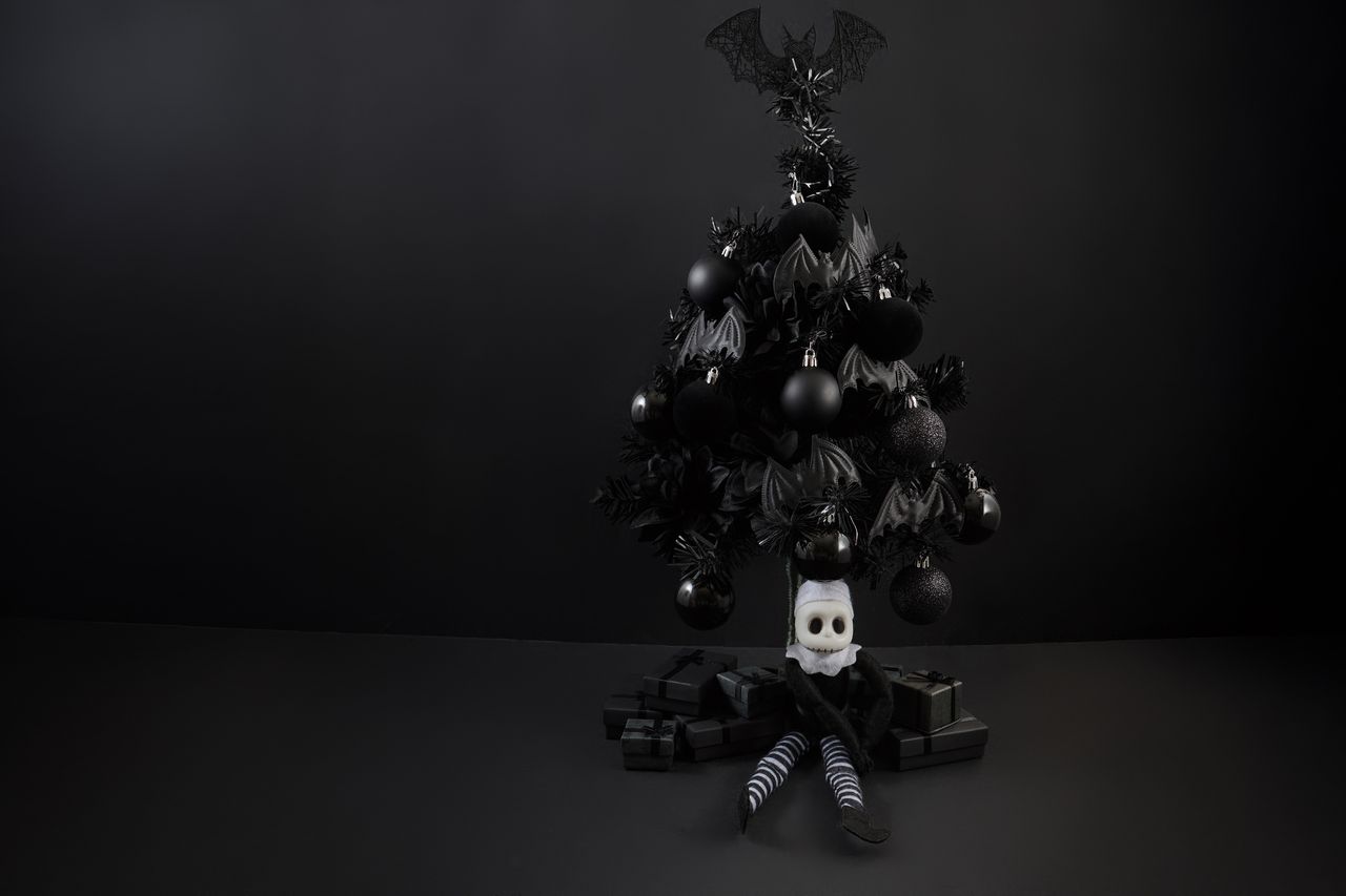 Kuromi de Sanrio, personnage rebelle au style gothique, décorée pour Noël avec un arbre sombre.