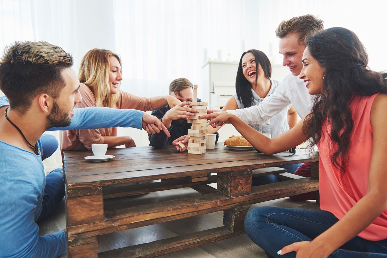 Les jeux de société familiaux incontournables de 2026 réunissent amis et proches autour d’une table conviviale.