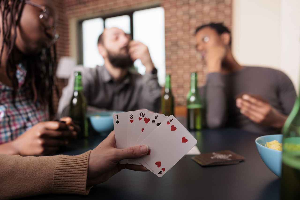 Main tenant des cartes pendant une partie