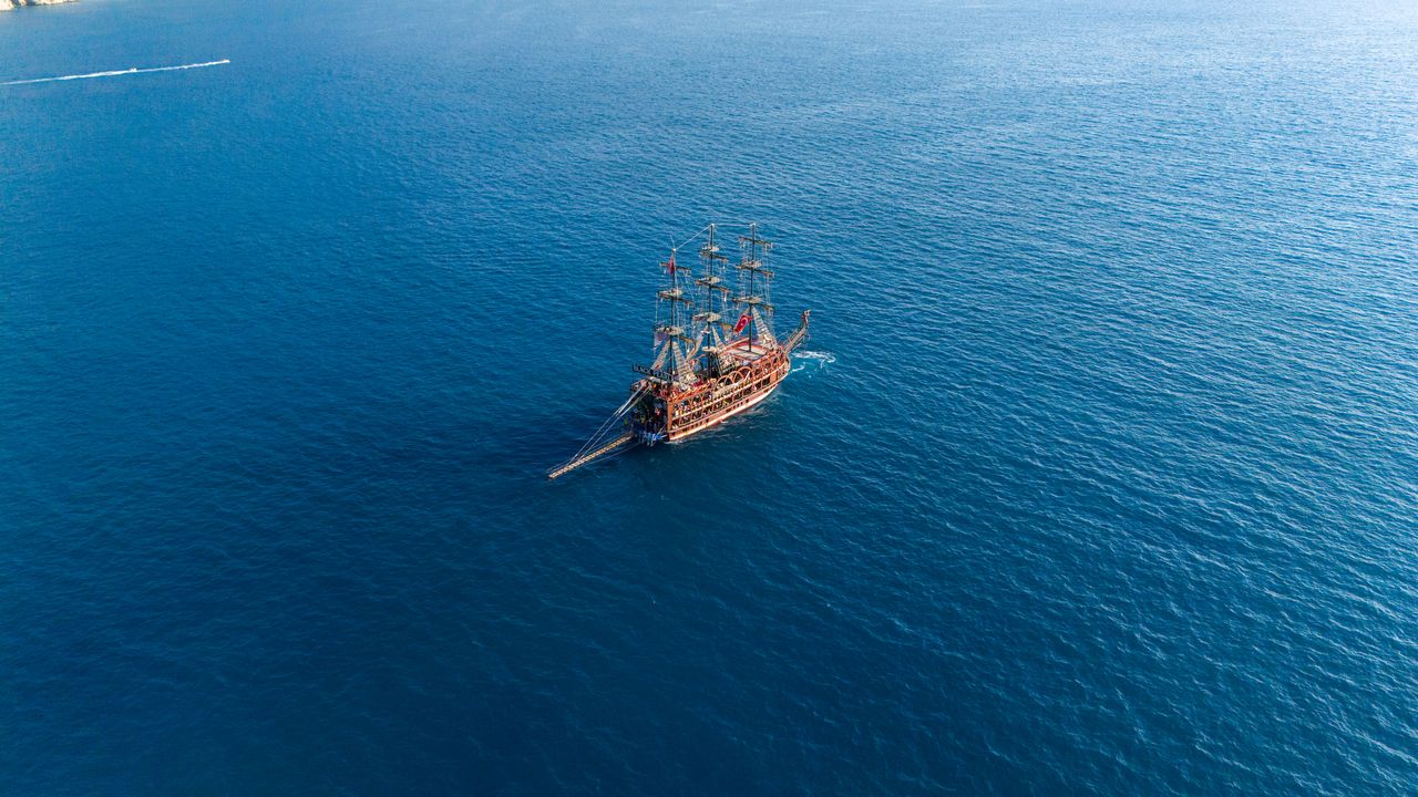 Navire de pirates en pleine mer