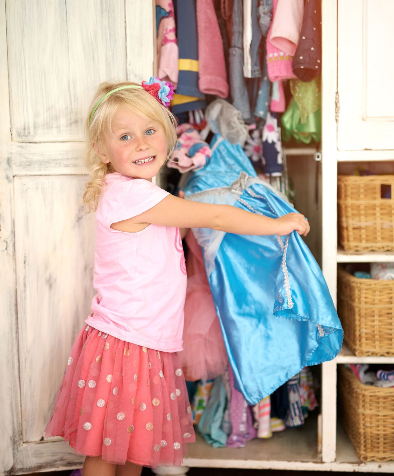 Petite fille en robe de princesse dans sa chambre, pour jouer au déguisement et à l’imagination