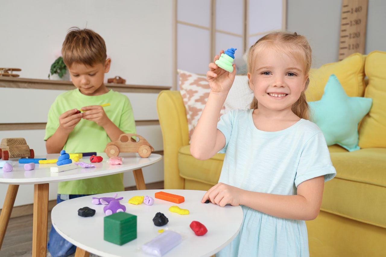 Petite fille jouant avec un panier Slime Mart Zuru rempli de créations en slime alimentaires.