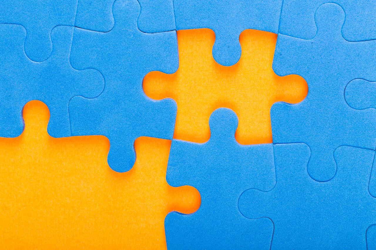 Pièces de puzzle colorées assemblées à la main