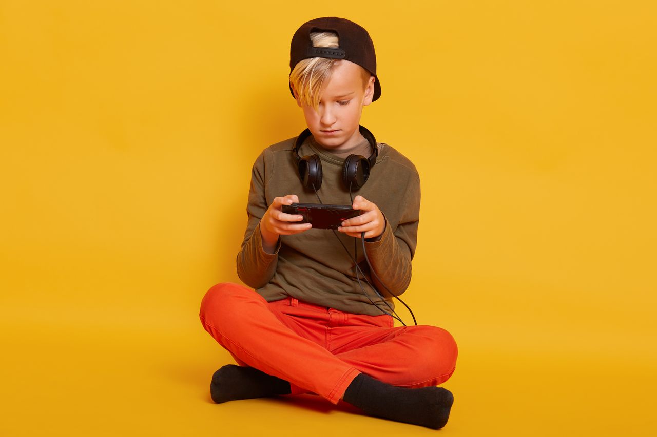 Pikachu en vedette avec une console portable et plusieurs produits Pokémon 2026 colorés.