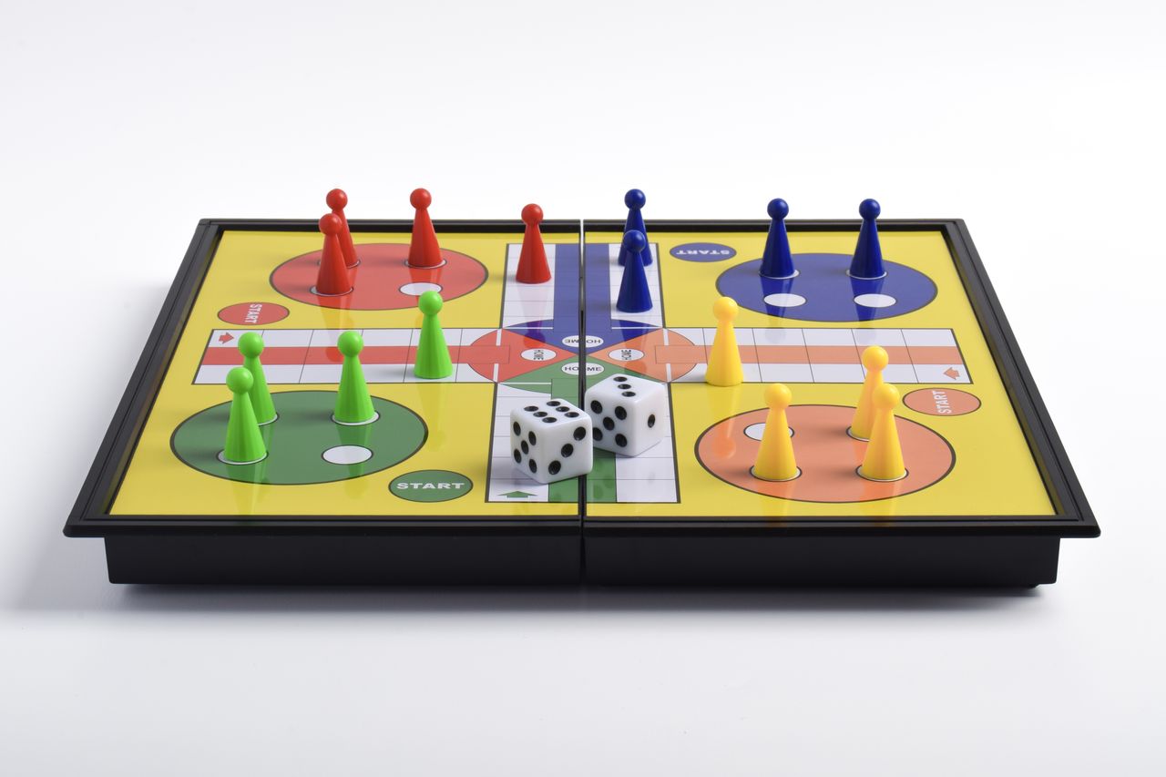 Plateau de jeu classique avec pions et dés