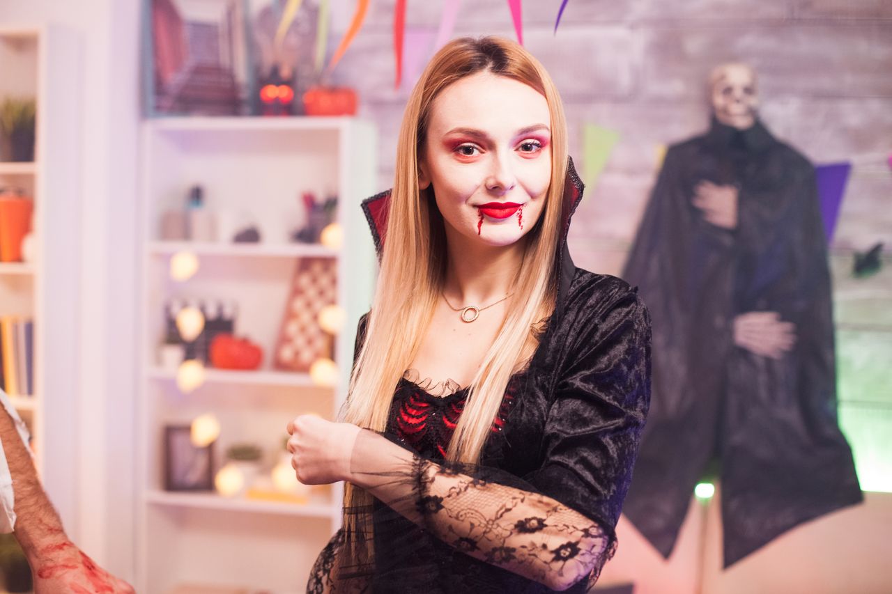Portrait d’une jeune vampire Chica Vampiro, costume d’Halloween, regard caméra, ambiance fantastique et festive.