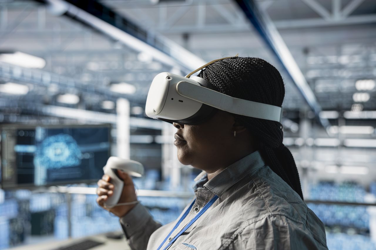 Technicienne en data center utilisant la réalité virtuelle pour analyser l’IA et les serveurs.