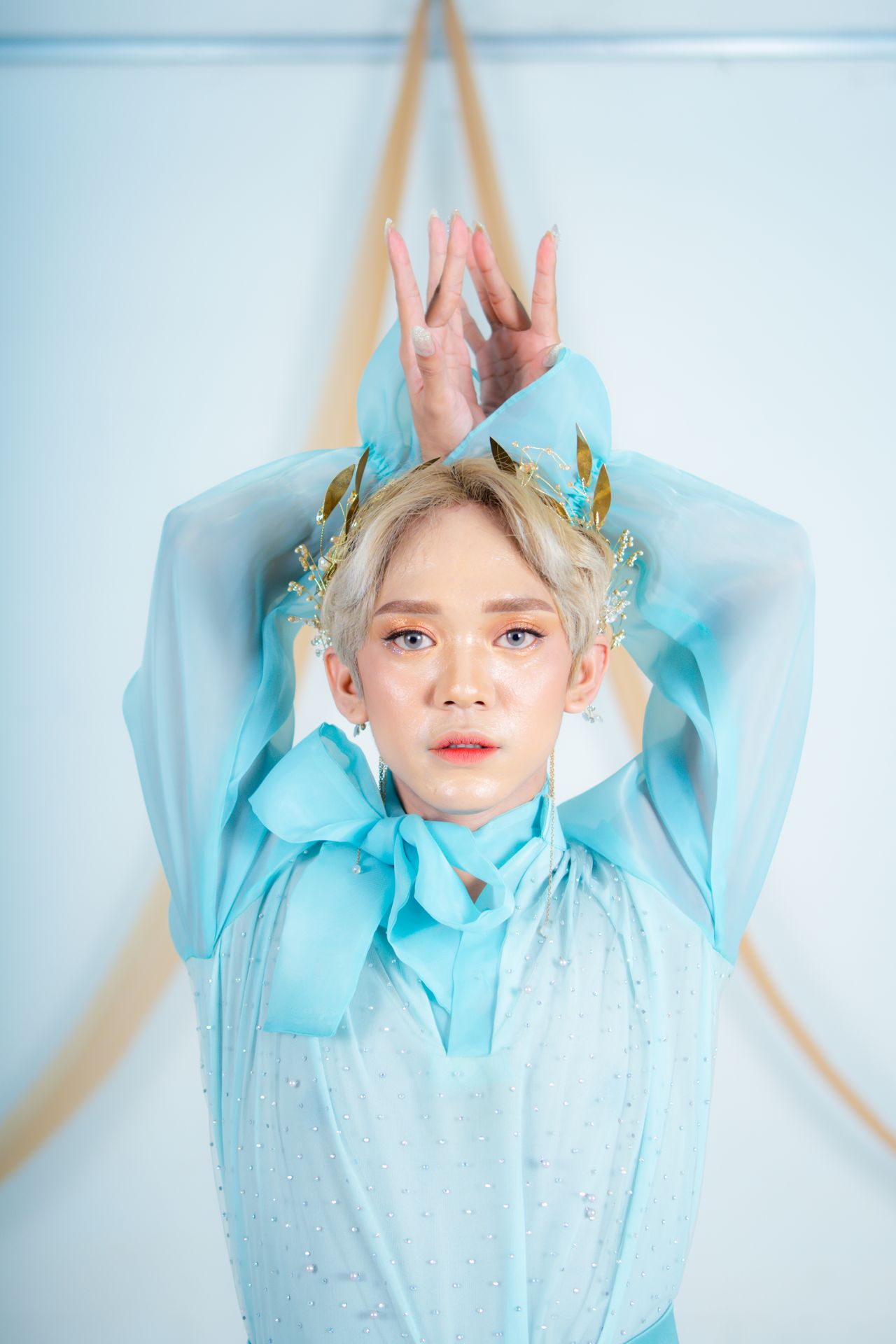 Trois héroïnes de KPop Demon Hunters, auréolées de bleu, inspirées du folklore coréen.
