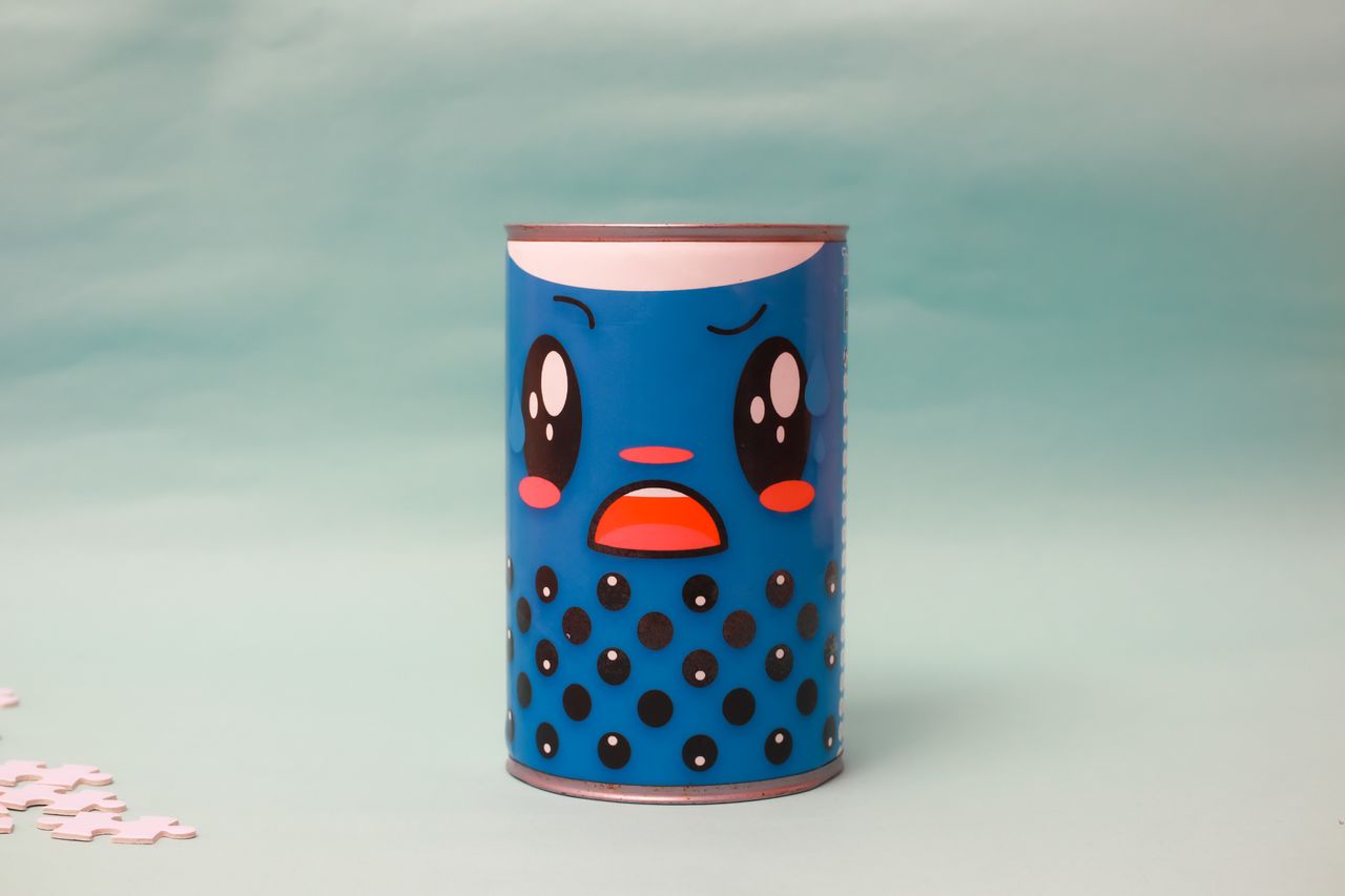 Trois Tamagotchi colorés côte à côte, accessoires rétro connectés au style kawaii et ludique.