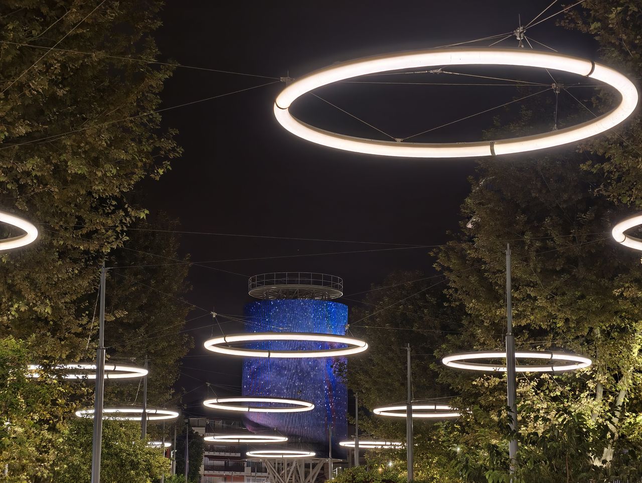 Une famille découvre une installation lumineuse colorée à Paris lors de la Nuit Blanche.