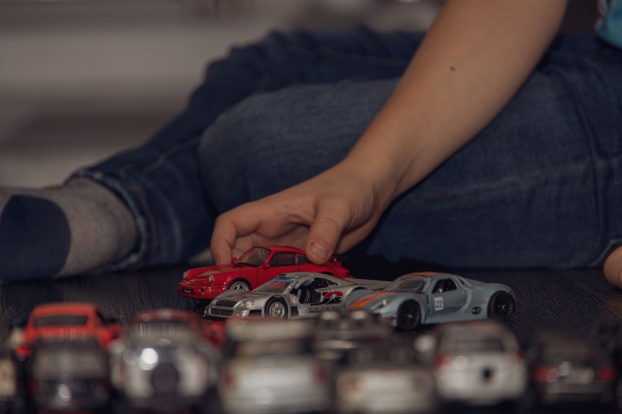 Voitures jouets colorées alignées au sol, idéales pour le jeu d’enfant et les cadeaux Cars.