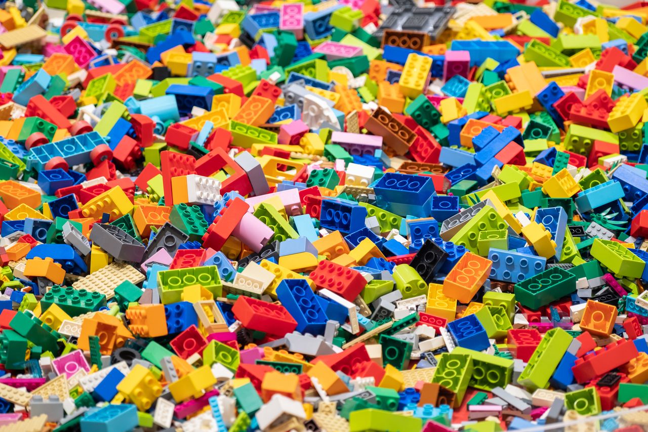 Vue du dessus de briques LEGO multicolores, jeu créatif pour enfants et loisirs éducatifs.