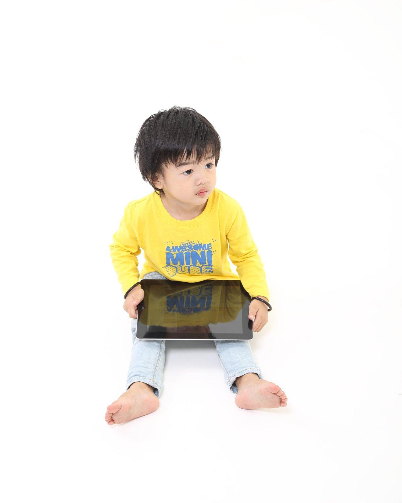 Petit fan en devenir : les Minions captivent même les plus jeunes grâce à une stratégie marketing ingénieuse.