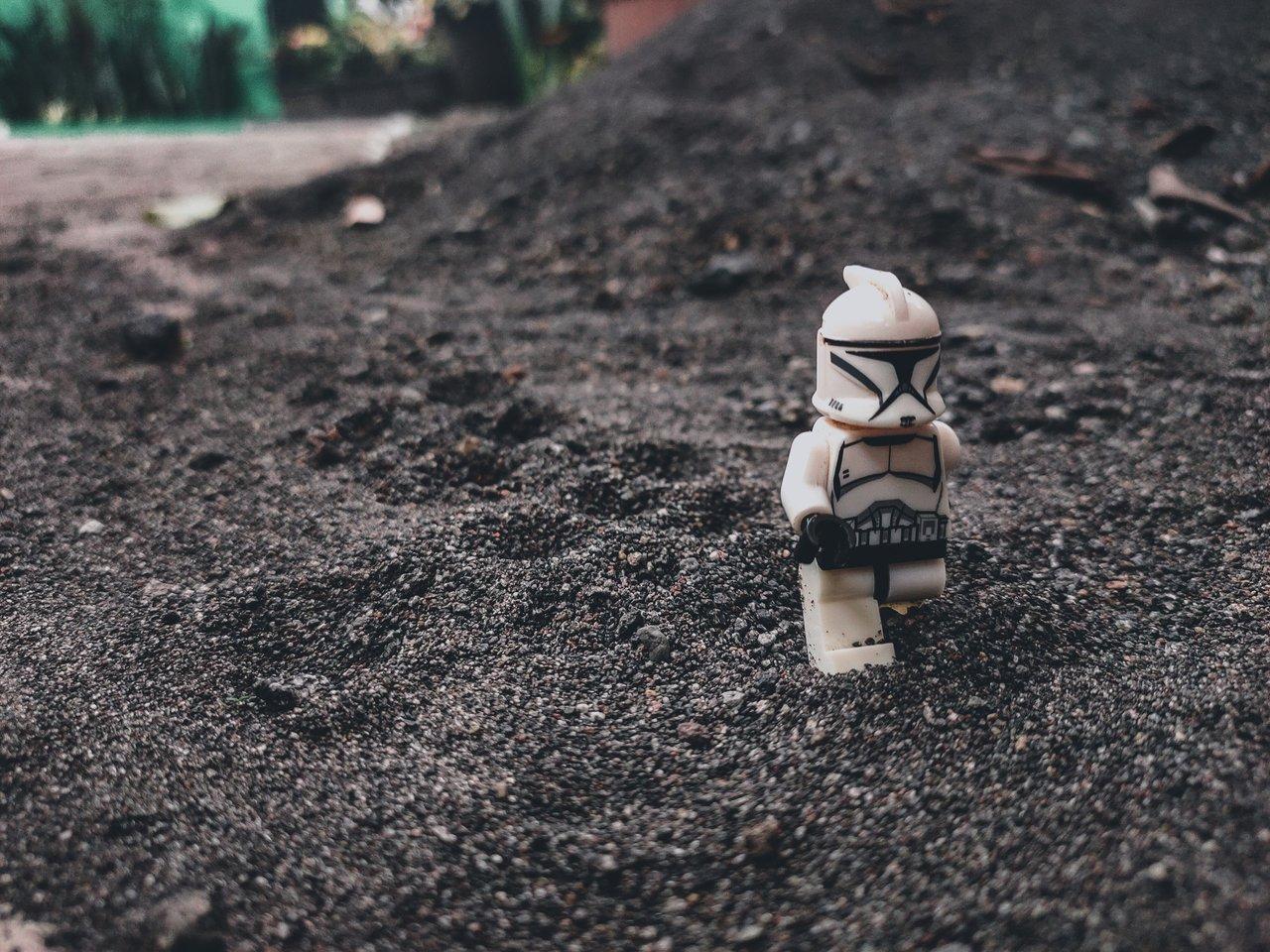 Figurine Star Wars d’un clone trooper en action, un incontournable des jouets pour fans et collectionneurs.