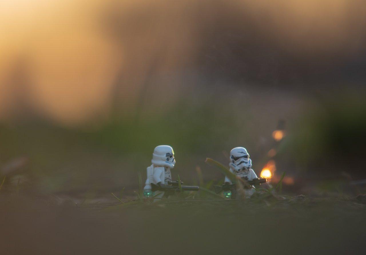Une collection Star Wars toy collection avec des figurines Lego de stormtroopers impériaux modernes et classiques.