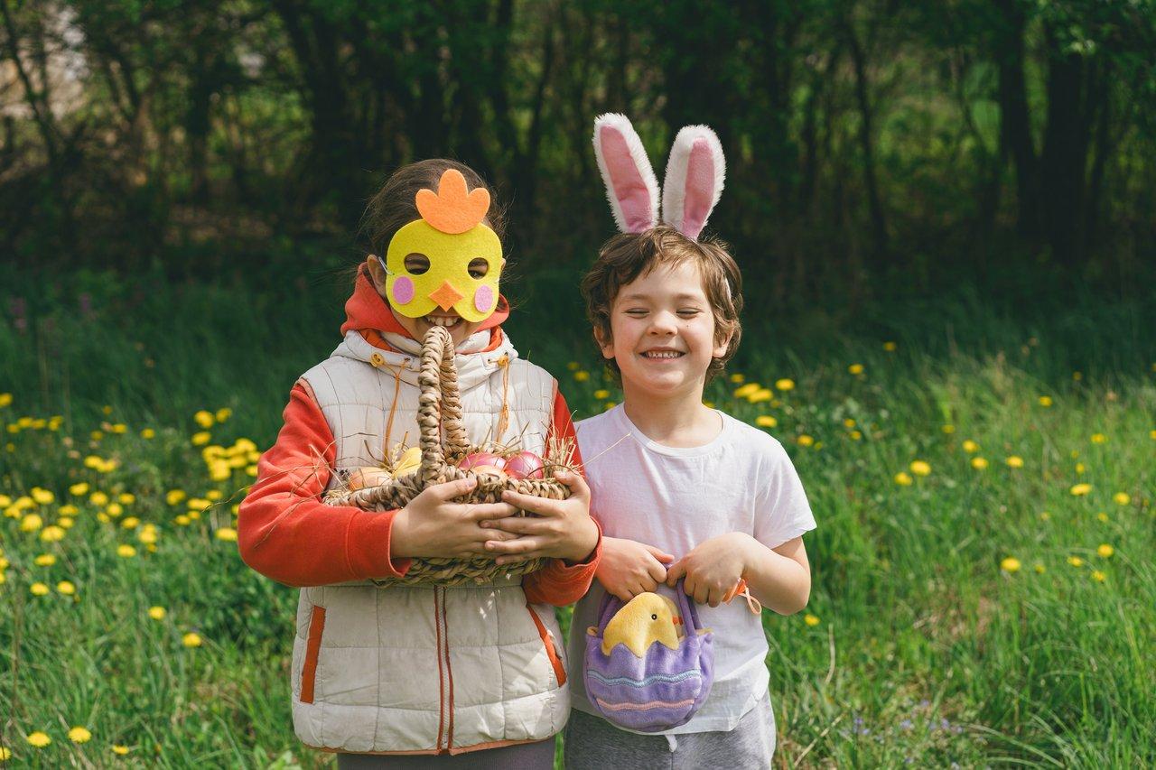 Enfants joyeux en plein air participent à une chasse aux œufs Pokémon avec décorations colorées et indicateurs visuels attrayants.