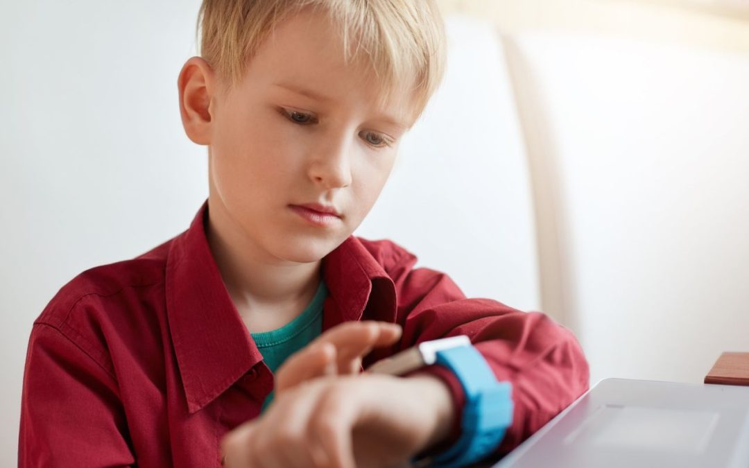 enfant utilisant sa montre connectée