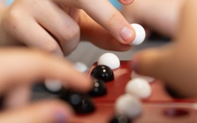 Qui est-ce ? vs Cluedo Junior : choisir selon l’âge et les capacités de l’enfant
