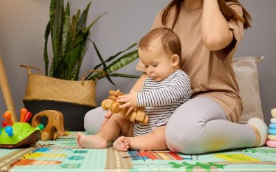 DIY sensoriel : fabriquer un tableau d’éveil mural sécurisé avec 7 éléments ludiques pour bébé