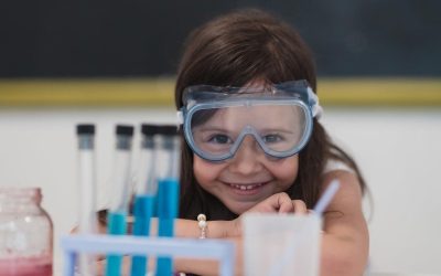 Choisir un kit d’expériences scientifiques pour enfants pour une après-midi parent-enfant réussie