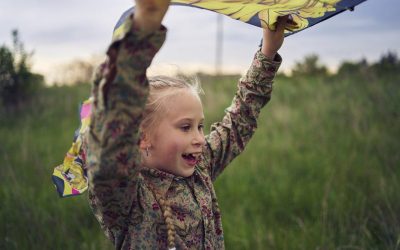 Atelier cerf-volant à 5 euros : tutoriel Montessori et test en extérieur
