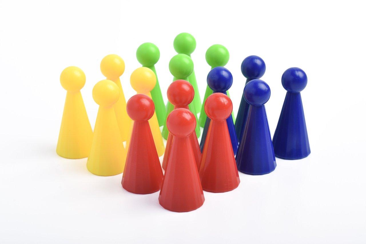 Composants colorés du plateau et wagons en plastique du jeu Les Aventuriers du Rail Junior, parfaits pour débuter.