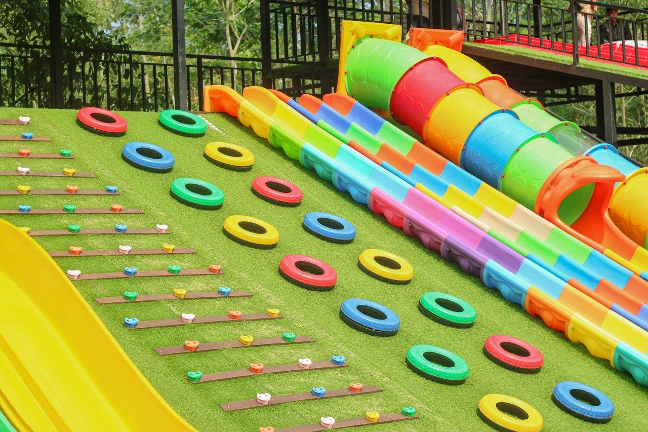 Aire de jeux extérieure résistante à l'eau, idéale pour les familles nombreuses et la durabilité.