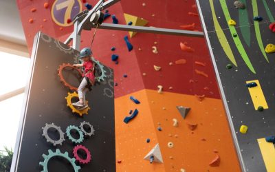 Organiser une session d’initiation à l’escalade pour enfants : âge, prix et conseils pratiques